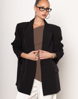 Oversized single breasted blazer
Collar neckline
Long sleeves with button closures
Front button closure
Front pockets
Back slit
black oversized blazer
