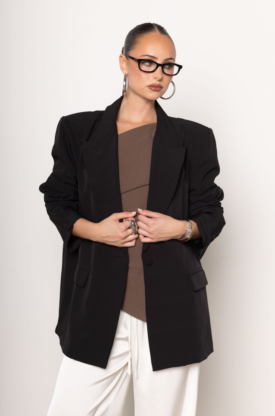 Oversized single breasted blazer
Collar neckline
Long sleeves with button closures
Front button closure
Front pockets
Back slit
black oversized blazer