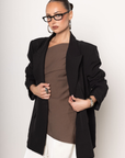 Oversized single breasted blazer
Collar neckline
Long sleeves with button closures
Front button closure
Front pockets
Back slit
black oversized blazer