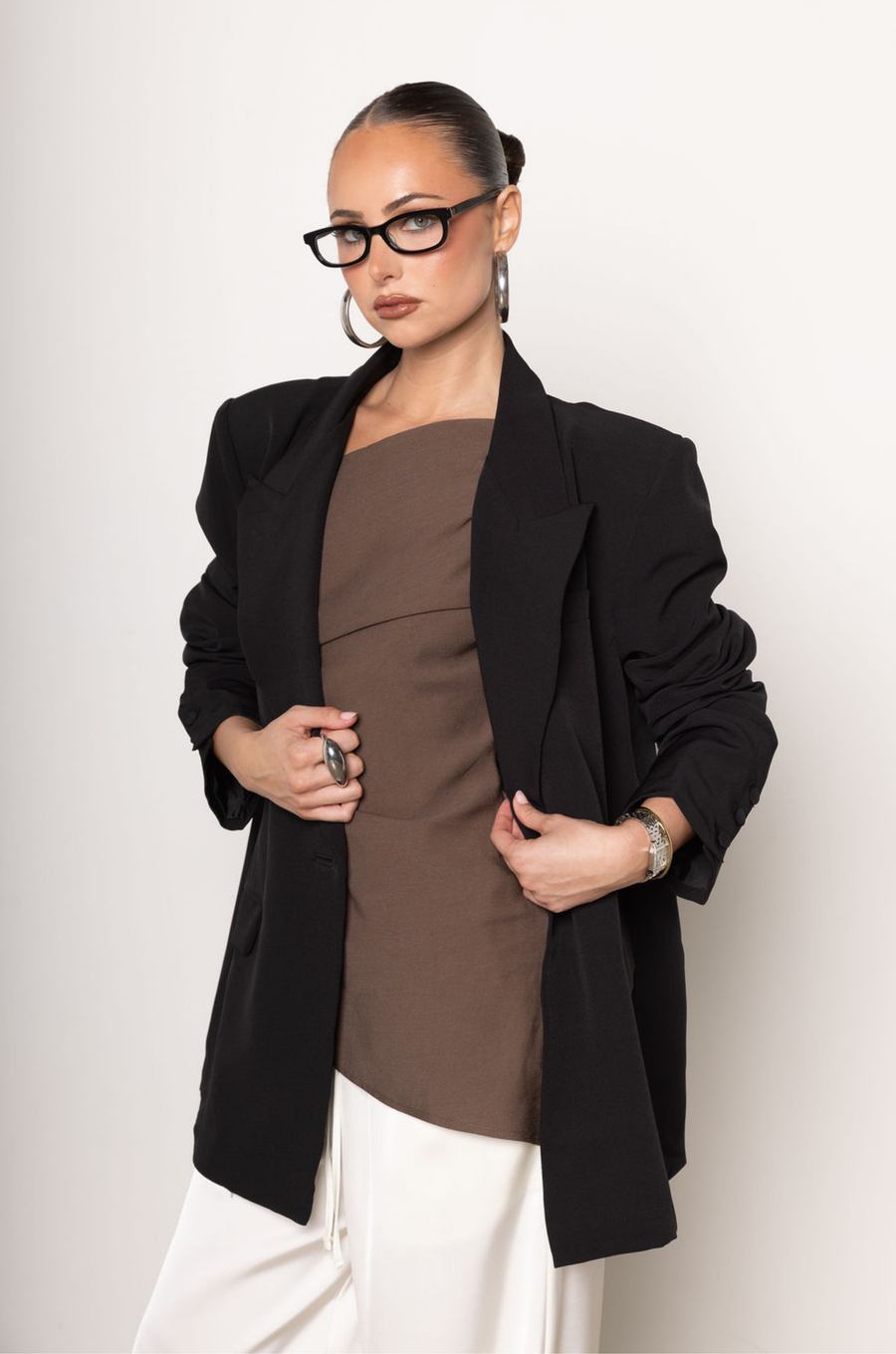 Oversized single breasted blazer
Collar neckline
Long sleeves with button closures
Front button closure
Front pockets
Back slit
black oversized blazer