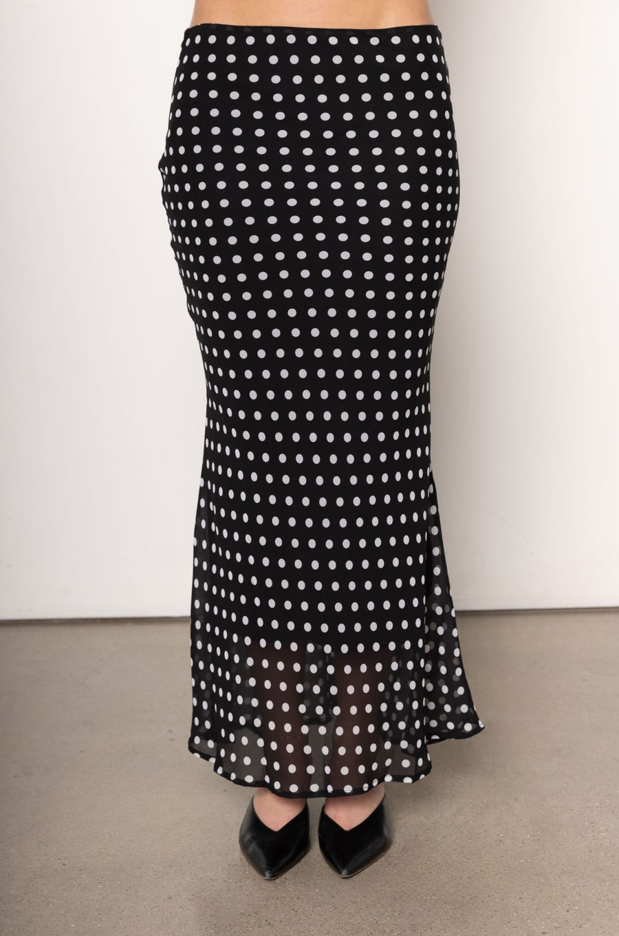 black and white Polka dot maxi skirt
Side zipper closure
Lined