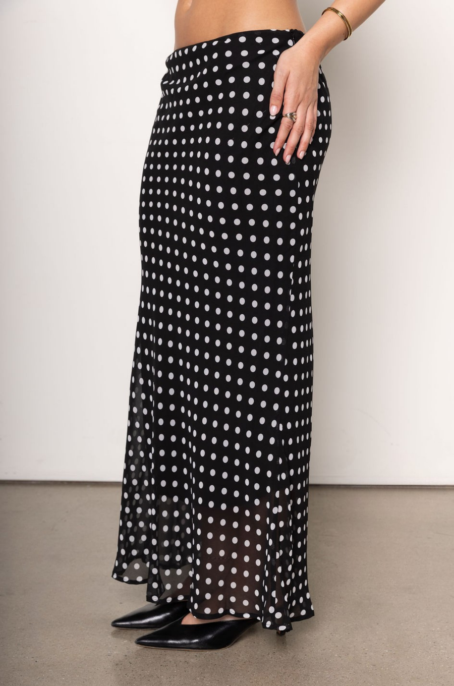 black and white Polka dot maxi skirt
Side zipper closure
Lined