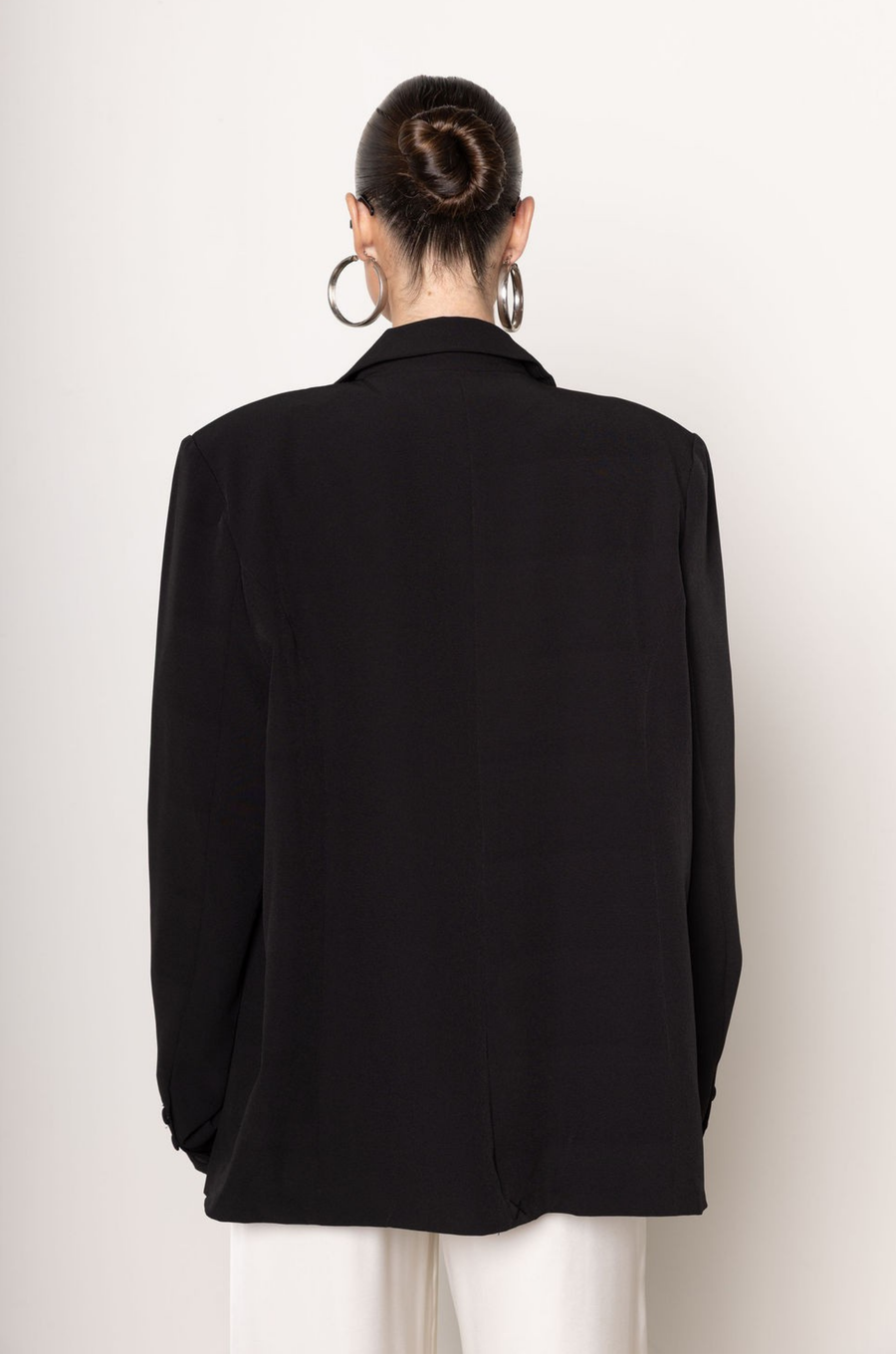 Oversized single breasted blazer
Collar neckline
Long sleeves with button closures
Front button closure
Front pockets
Back slit
black oversized blazer