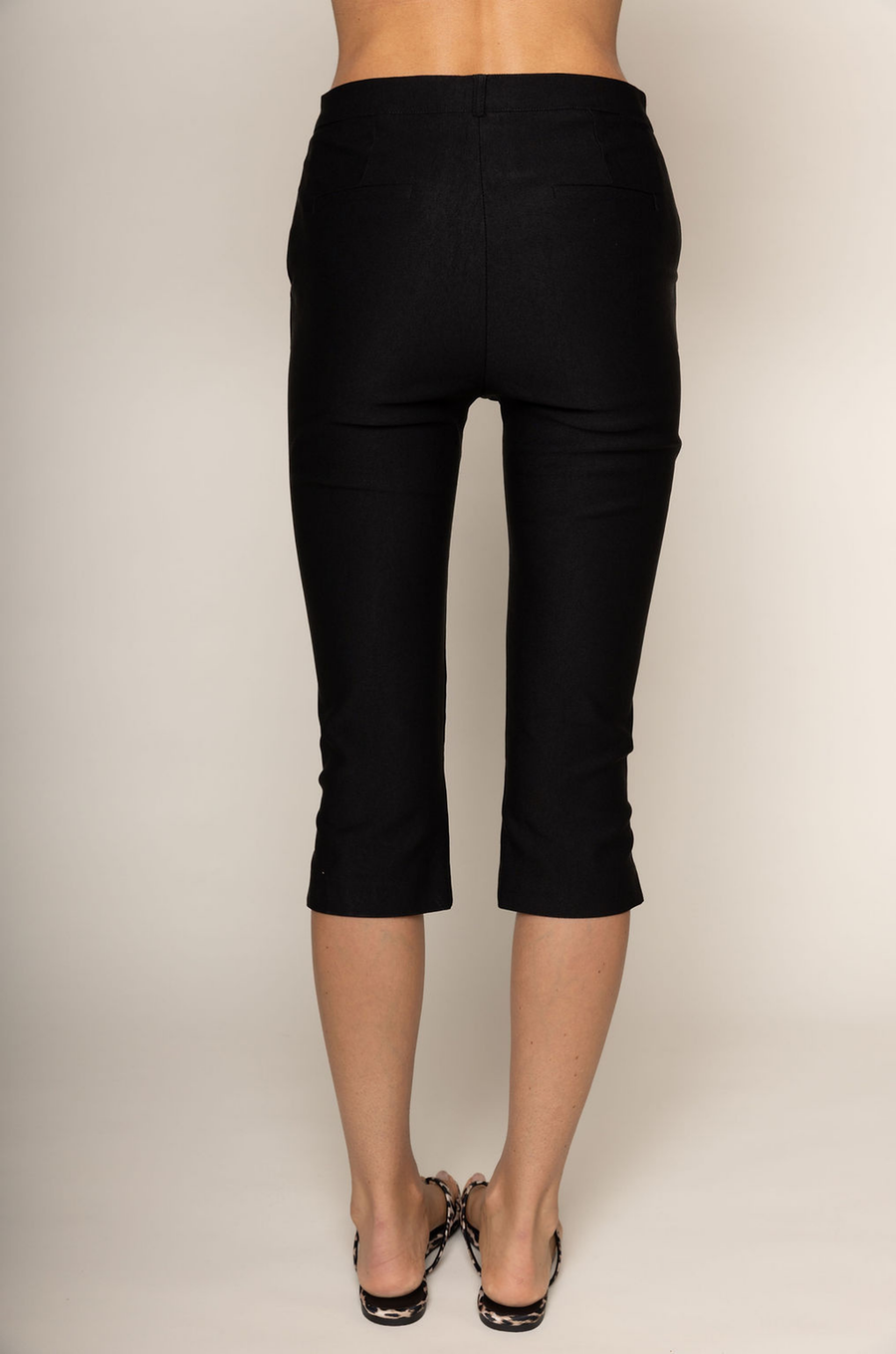 black Slim fit capri pants
Functional belt loops
Functional side pockets
Faux back welt pockets
Side slits at calves
Concealed front zipper with hook closure
european summer capri pants