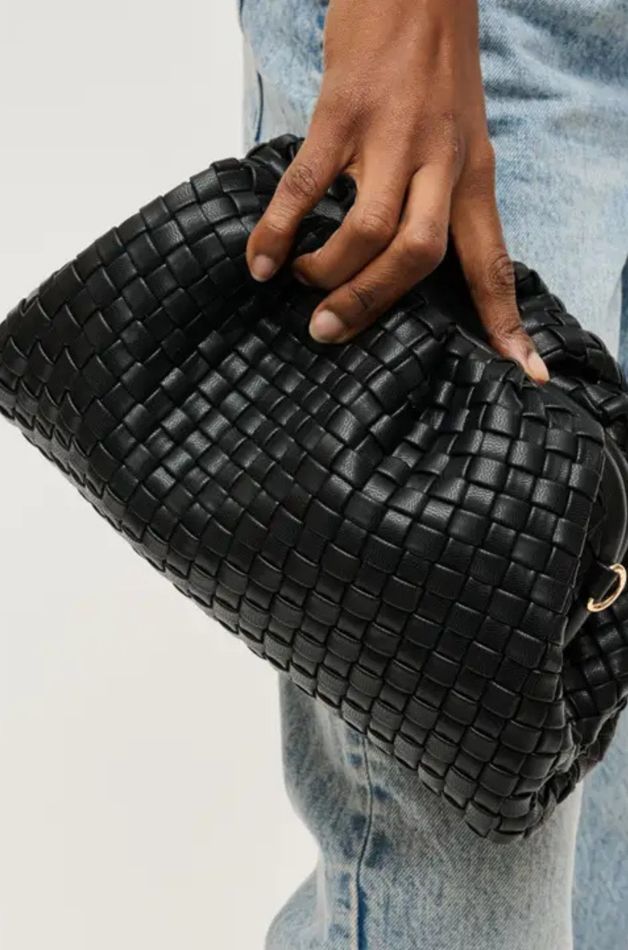 black Woven clutch bag
Detachable chain strap
Snap frame closure
Inner zipper pocket
black bag clutch
