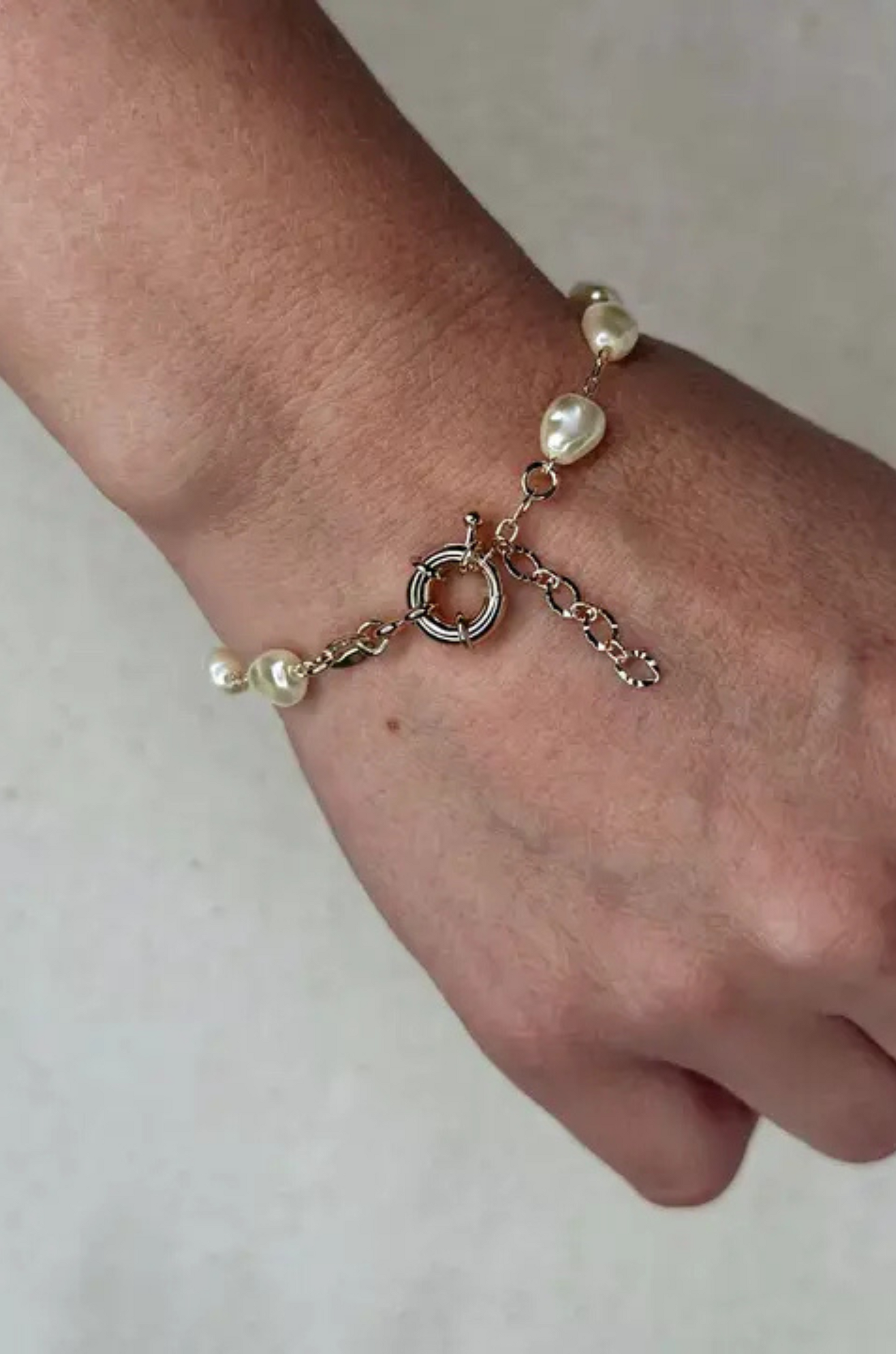 Baroque Pearl Bracelet
18k Gold Filled
6x8mm Simulated Baroque Pearls
Length: 6.5 inches with 1" extender
Hypoallergenic&nbsp;