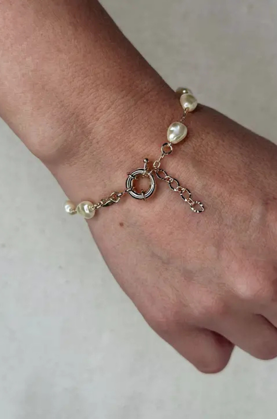 Baroque Pearl Bracelet
18k Gold Filled
6x8mm Simulated Baroque Pearls
Length: 6.5 inches with 1" extender
Hypoallergenic&nbsp;