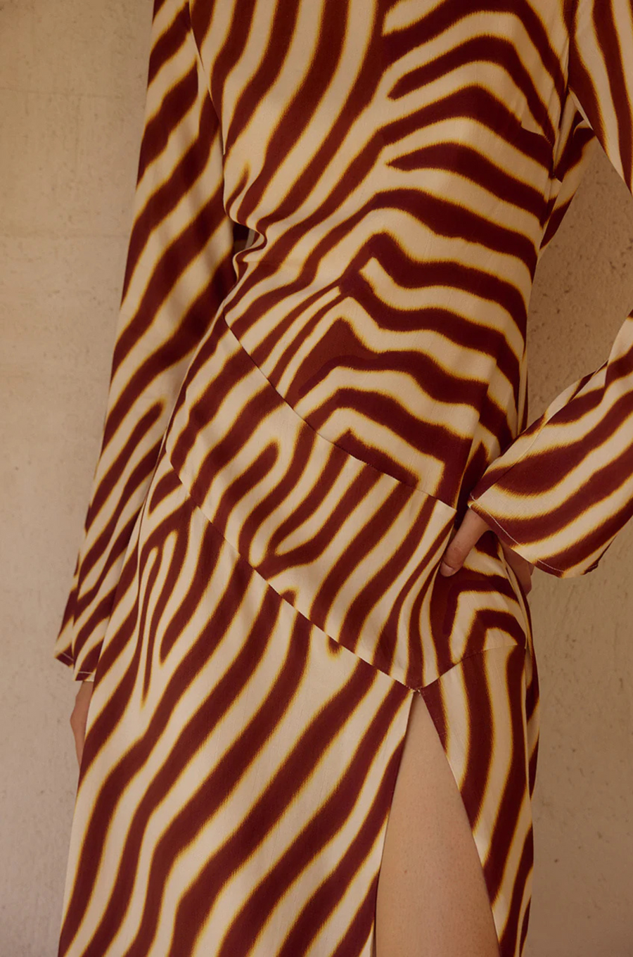 Animal printed long sleeve maxi dress
Front high slit 
Boat neckline
Adjustable back straps 
Open back Back zipper closure 
Lined, non-stretch 
zebra printed maxi dress 
long sleeve maxi dress