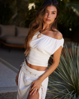 white Ruched off the shoulder tank top
Elastic hem line
Ruched sides
resort outfit
Lined