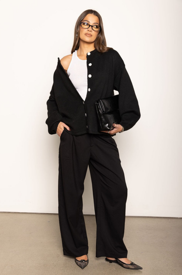 Heavy knit cardigan
Button down closure
Large buttons
Ribbed crew neckline
Ribbed hemline
Unlined
thick black oversized knit cardigan
fall outfit
thanksgiving outfit