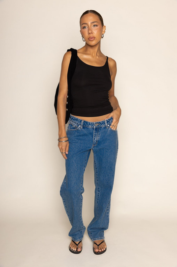 Low rise denim jeans
Wide leg profile
Zip and button closure
Made with non-stretch rigid denim