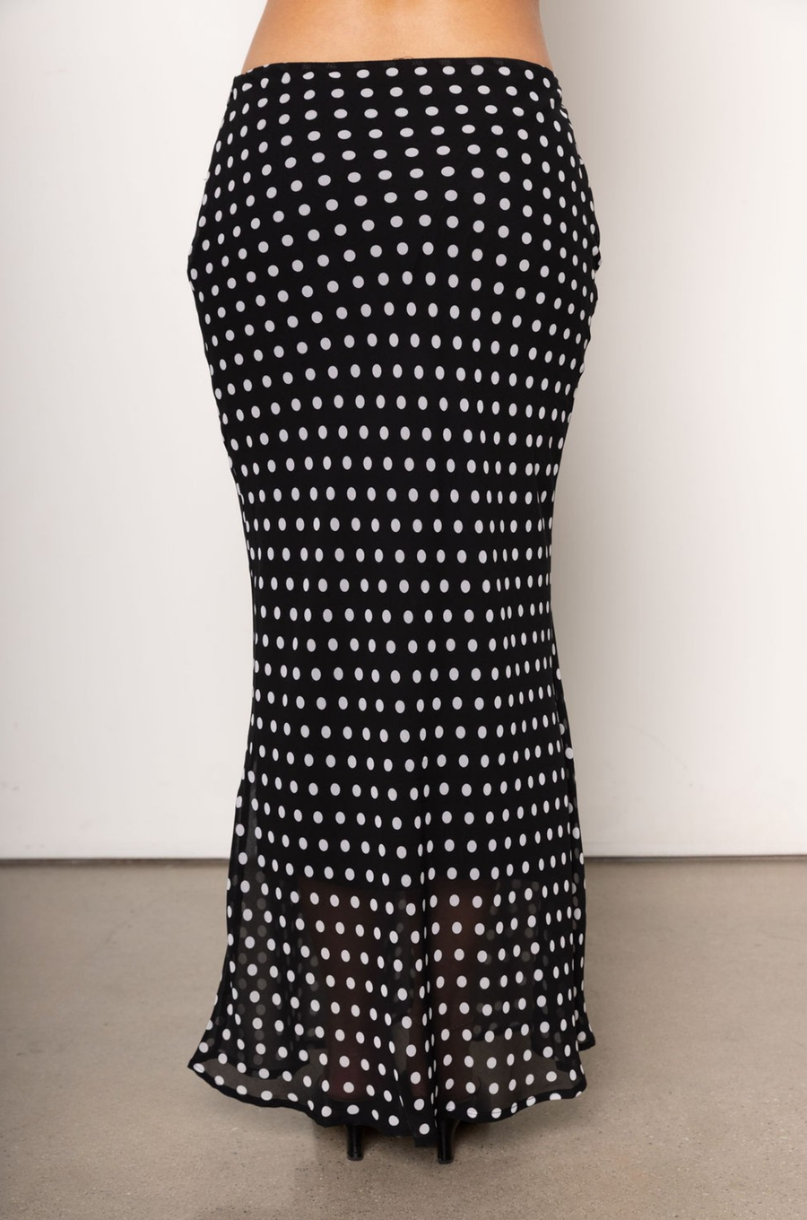 black and white Polka dot maxi skirt
Side zipper closure
Lined