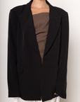 Oversized single breasted blazer
Collar neckline
Long sleeves with button closures
Front button closure
Front pockets
Back slit
black oversized blazer