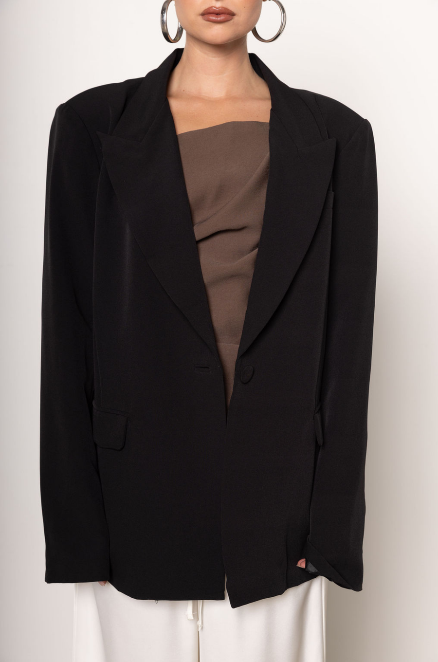 Oversized single breasted blazer
Collar neckline
Long sleeves with button closures
Front button closure
Front pockets
Back slit
black oversized blazer