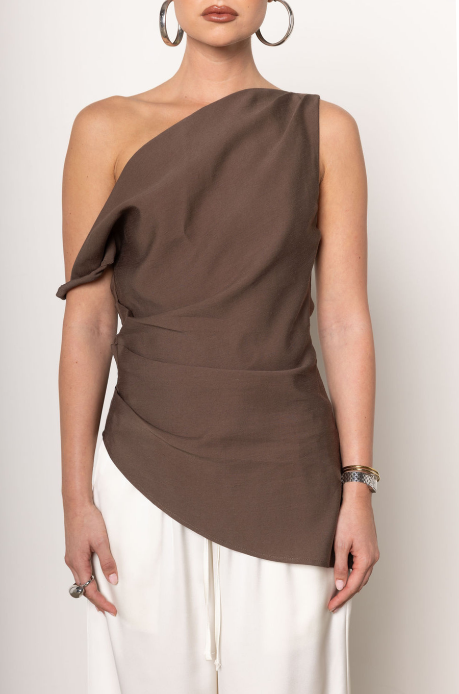 Linen off the shoulder top
Asymmetrical hemline
Side pleating detail
Side zipper closure
Unlined
brown linen off the shoulder top
fall top
fall going out top
fall outfit