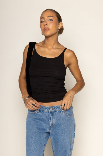 Scoop neck baby ribbed tank top
Sleeveless
Fitted
Fixed straps
Midweight
black basic tank top
