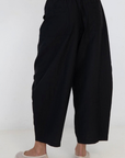 black Windbreaker material track pant
Mid rise
Ankle length
4 pocket construction
Adjustable elastic drawstring