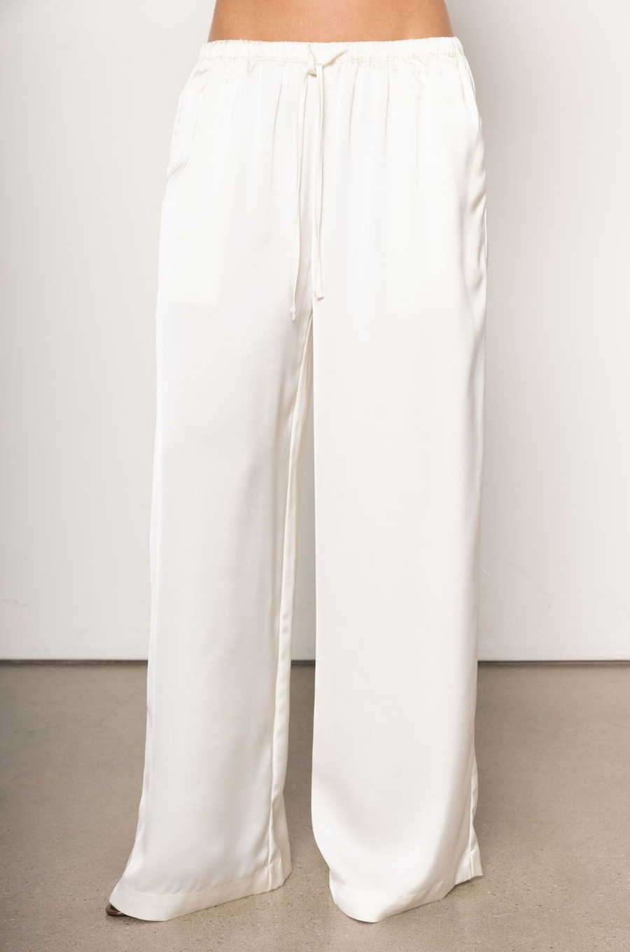 cream ivory Satin pull on pants
Adjustable drawstring waistband
Elastic waistband
Side pockets
Unlined
Length: 40"
Polyester
fall outfit
fall bottoms