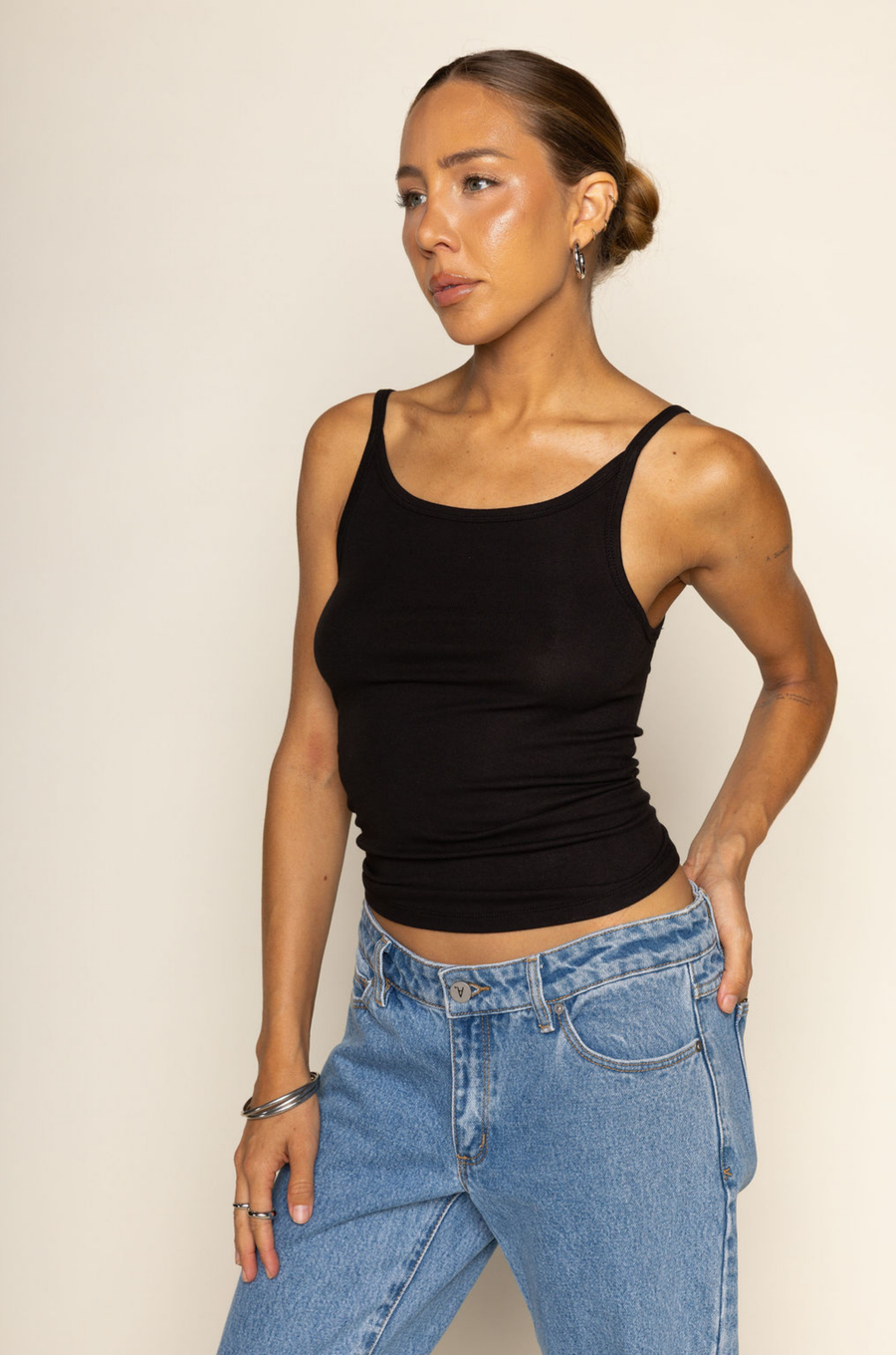 Scoop neck baby ribbed tank top
Sleeveless
Fitted
Fixed straps
Midweight
black basic tank top