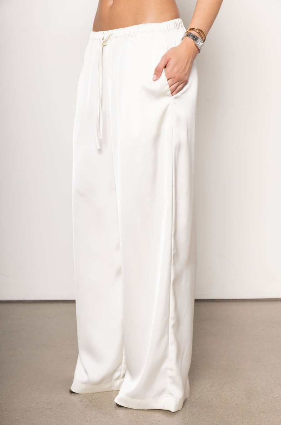 cream ivory Satin pull on pants
Adjustable drawstring waistband
Elastic waistband
Side pockets
Unlined
Length: 40"
Polyester
fall outfit
fall bottoms