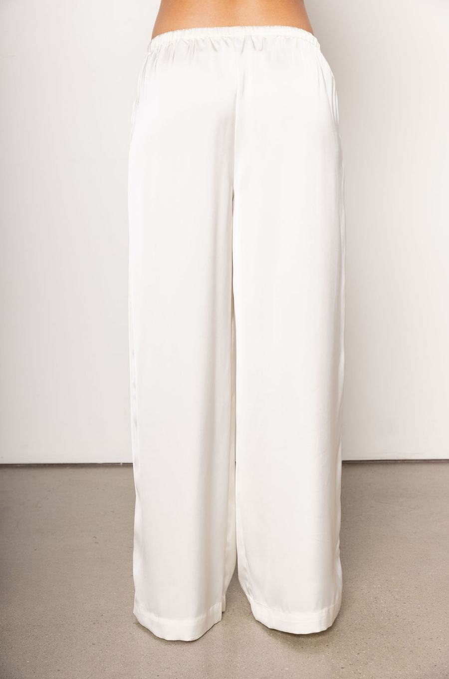 cream ivory Satin pull on pants
Adjustable drawstring waistband
Elastic waistband
Side pockets
Unlined
Length: 40"
Polyester
fall outfit
fall bottoms