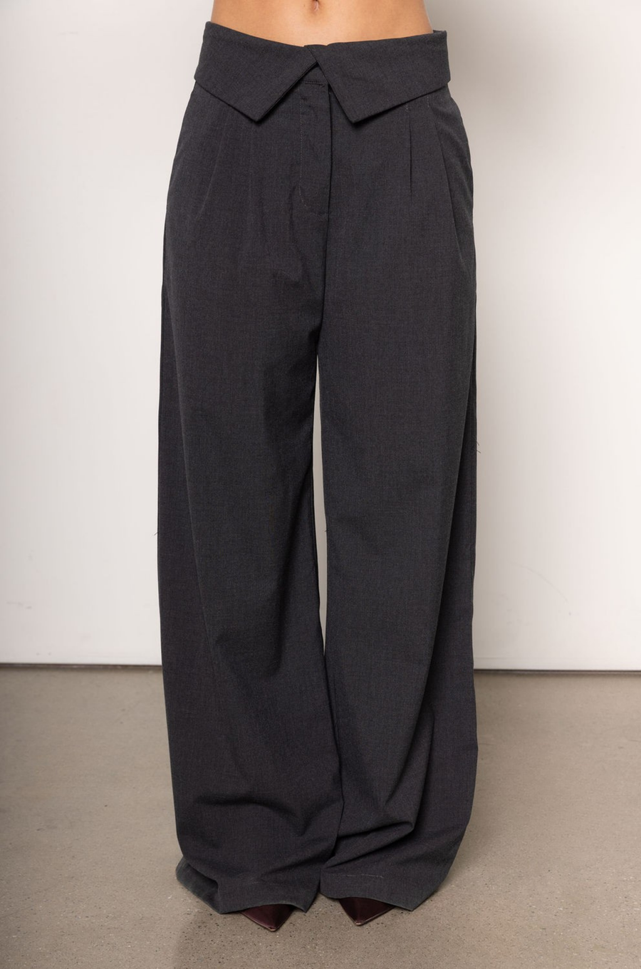 grey Trouser pant
Fold over waistband
Clasp zipper closure
Lined
Dark grey slack pants
holiday outfit
Office wear pant