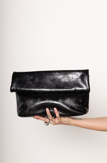 Crossbody vegan shiny leather purse
Removable chain strap
Outer zip pocket
Inner zip and slip pocket
Magnetic closure
Lined
Vegan Leather
black lather clutch