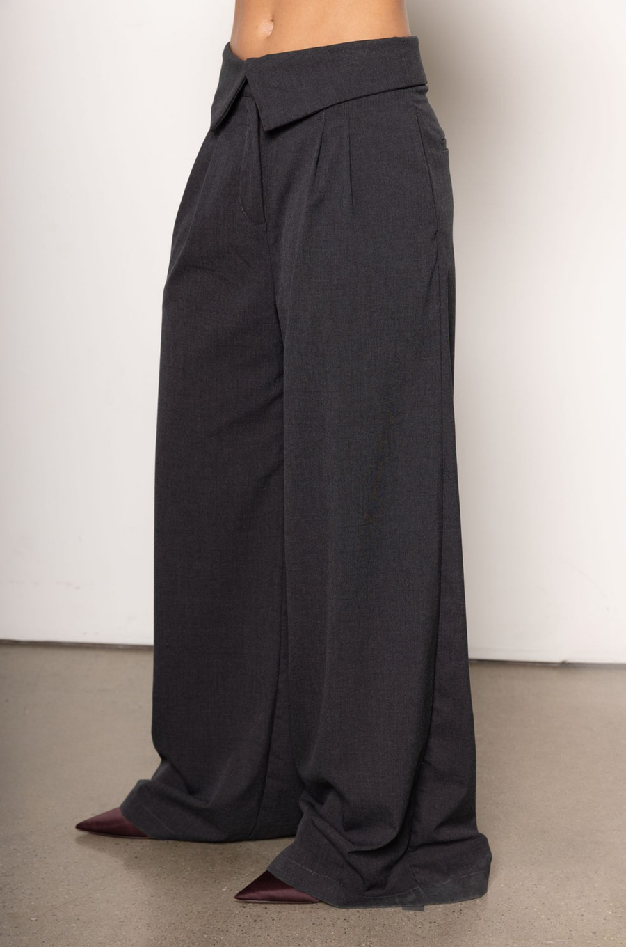 grey Trouser pant
Fold over waistband
Clasp zipper closure
Lined
Dark grey slack pants
holiday outfit
Office wear pant