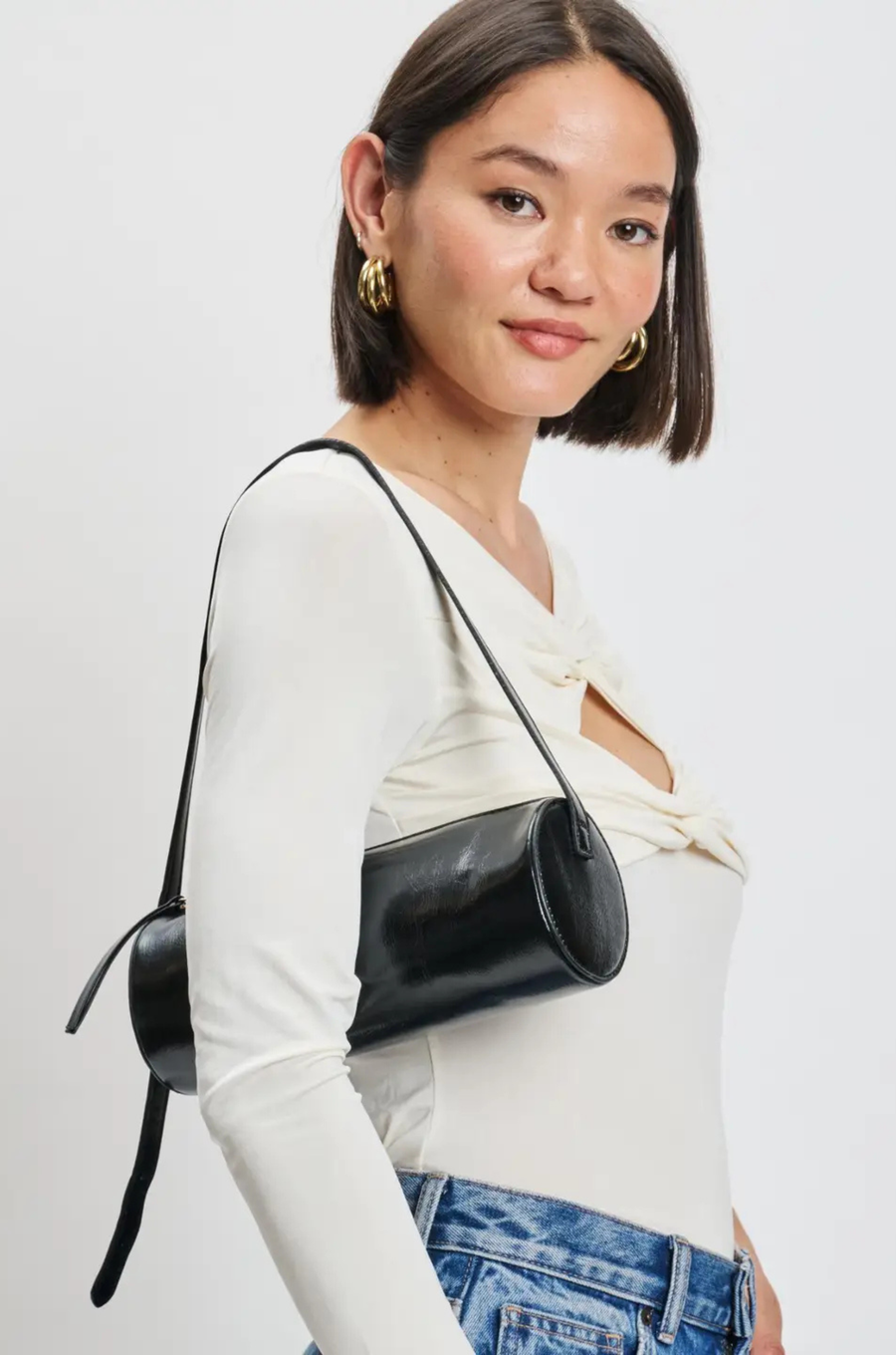 Barrel shoulder bag
Cylindrical silhouette shoulder bag
Versatile strap - over the shoulder or crossbody
Adjustable Shoulder Strap
Zip closure
Vegan Leather
black barrel bag
black barrel purse