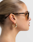 Modern aviator-inspired frame
Featuring a bold flat-top silhouette with geometric shaping
Navigator-inspired angular shaping
Oversized lens profile for full coverage
Polarisation: Category 3
UV Protection: UV400
Double bridge design
Keyhole cut-out detail between bridges
Slim arm design
Lens Height: 5.16cm / Temple Length: 14.5cm / Temple Tip Width: 10.5cm /
Nose Bridge: 1.8cm, Frame Width: 14.4cm