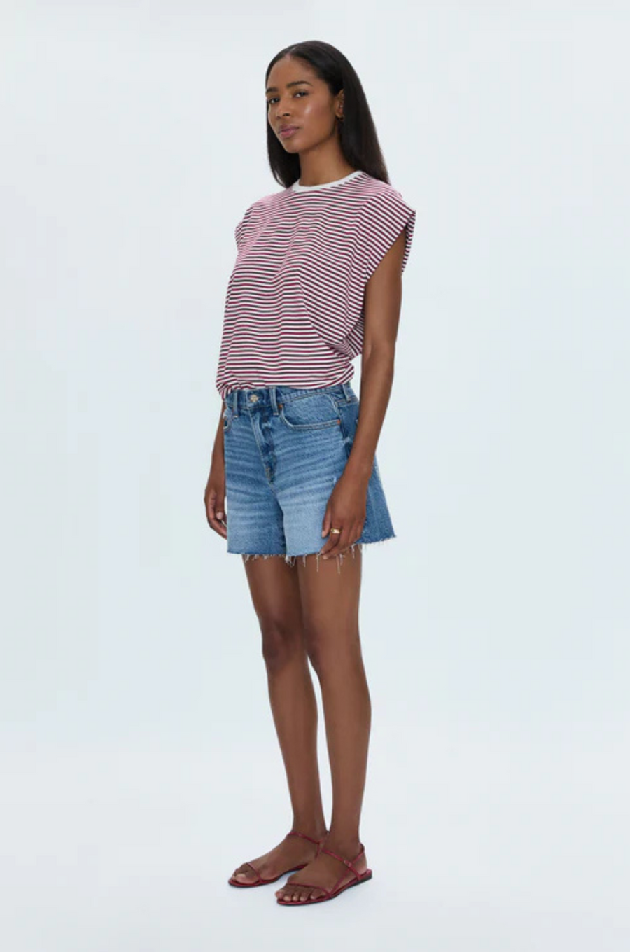 Mid-rise denim short
Medium length
Relaxed fit
Medium blue denim wash
Whiskering and a frayed, distressed hem