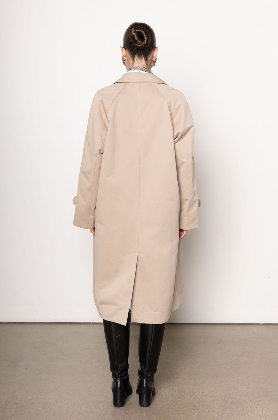 beige Longline trench coat
Pointed collar
Raglan sleeves
Welt pockets
Back slit
Midi-length
Button down closure