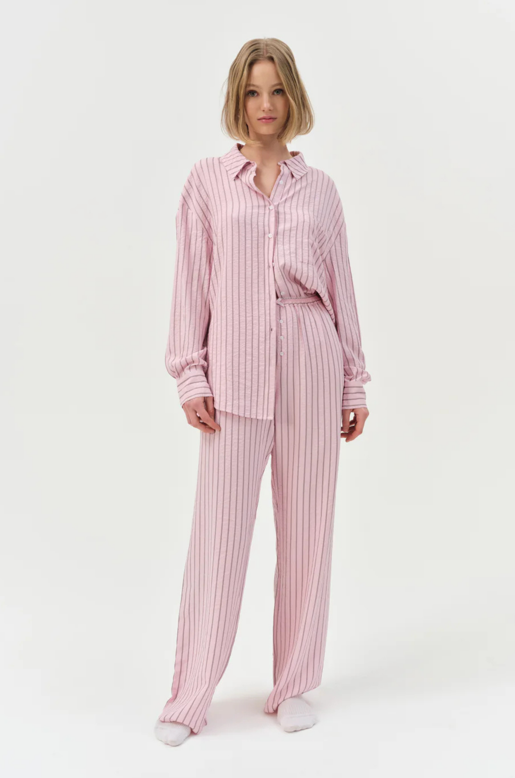 pink Striped button down shirt
Oversized
Center front placket
Classic shirt collar
Shirttail hem
pink oversized button down shirt
For love and lemons