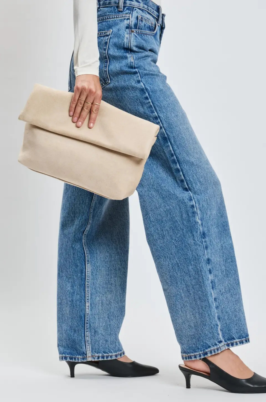 Crossbody faux suede purse
Removable chain strap
Outer zip pocket
Inner zip and slip pocket
Magnetic closure
Lined
Vegan Leather
beige faux seule clutch purse 
fall bag
fall clutch
