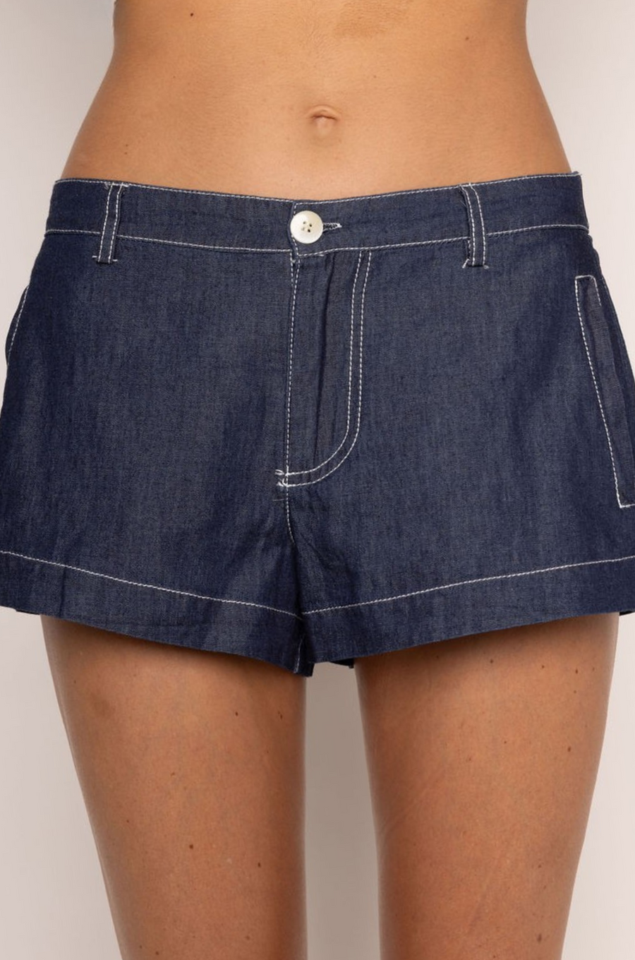 Woven denim mini shorts
Button and zipper closure
2 side pocket construction
Contrast stitching
Back elastic waistband
faux denim mini shorts
summer shorts
summer outfit