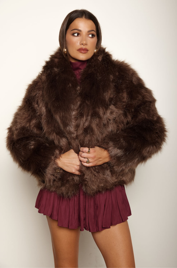 Faux fur coat
Collar neckline
Long sleeves
Open front
Fully lined
brown fur coat
brown fur jacket
holiday outfit