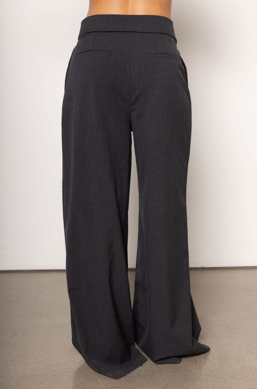 grey Trouser pant
Fold over waistband
Clasp zipper closure
Lined
Dark grey slack pants
holiday outfit
Office wear pant