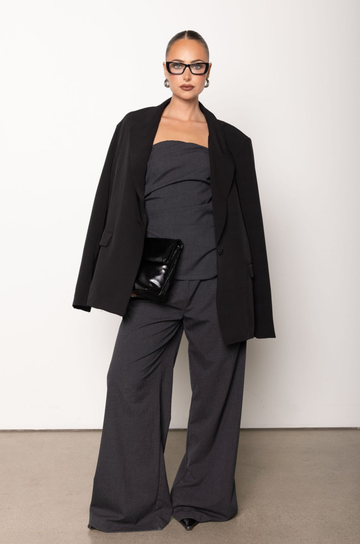 grey Tube top
Inner ruber grip lining
Asymmetrical hemline
Rushed sides
Side zipper closure
Lined
holiday outfit
dark grey asymmetrical tube top