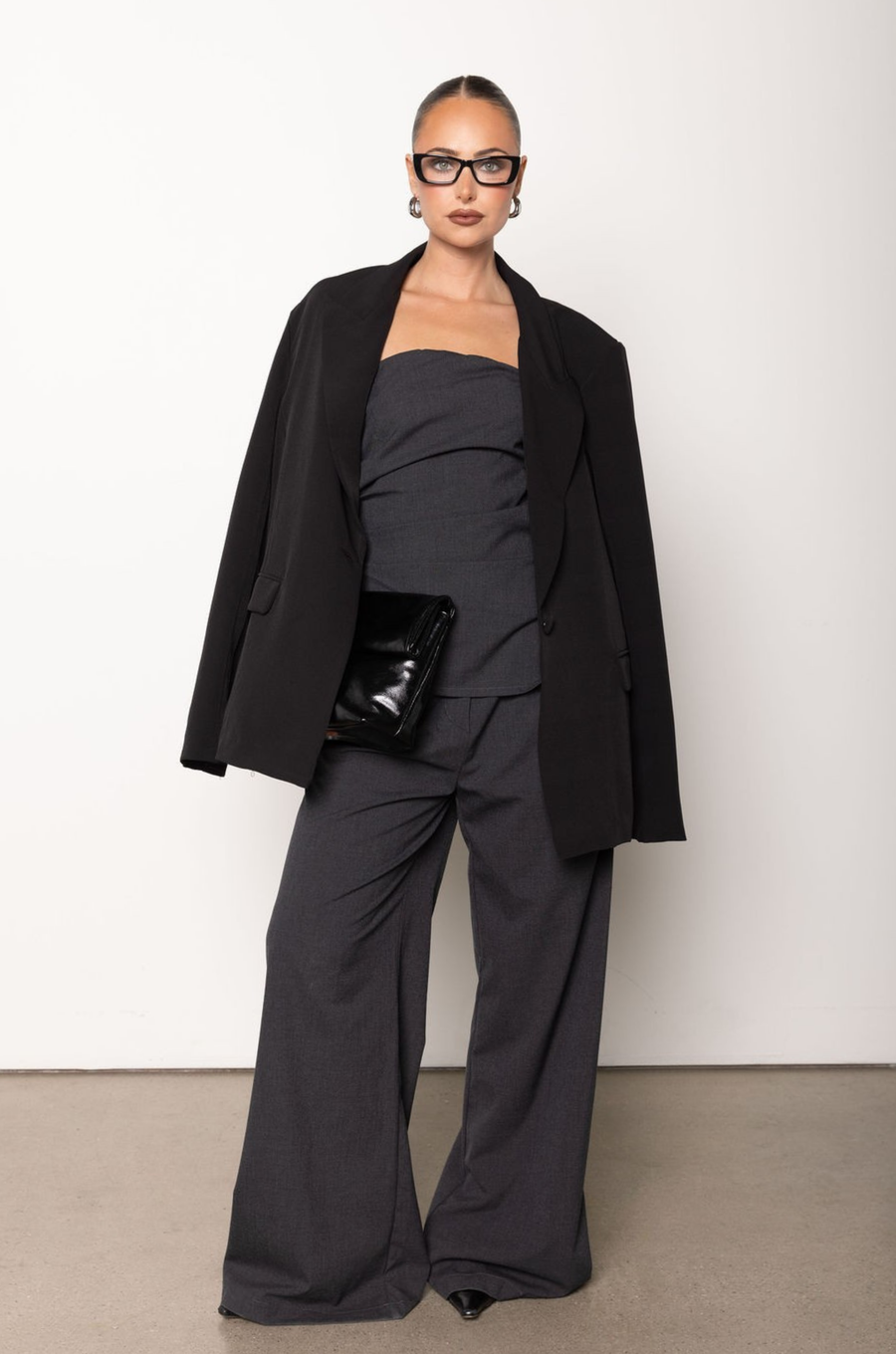 grey Tube top
Inner ruber grip lining
Asymmetrical hemline
Rushed sides
Side zipper closure
Lined
holiday outfit
dark grey asymmetrical tube top