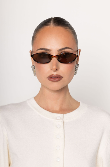 Small frame sunglasses
Tort frame
Brown lens
Acrylic