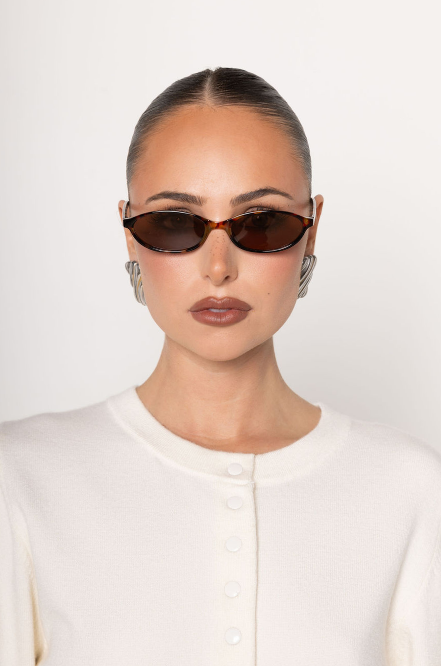 Small frame sunglasses
Tort frame
Brown lens
Acrylic