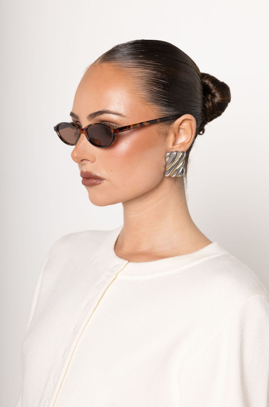 Small frame sunglasses
Tort frame
Brown lens
Acrylic