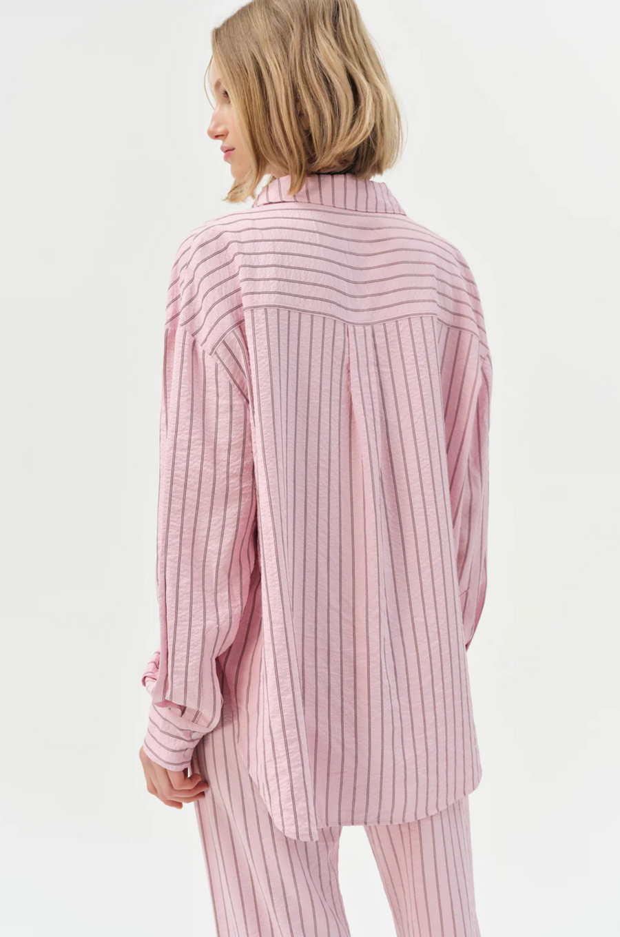 pink Striped button down shirt
Oversized
Center front placket
Classic shirt collar
Shirttail hem
pink oversized button down shirt
For love and lemons