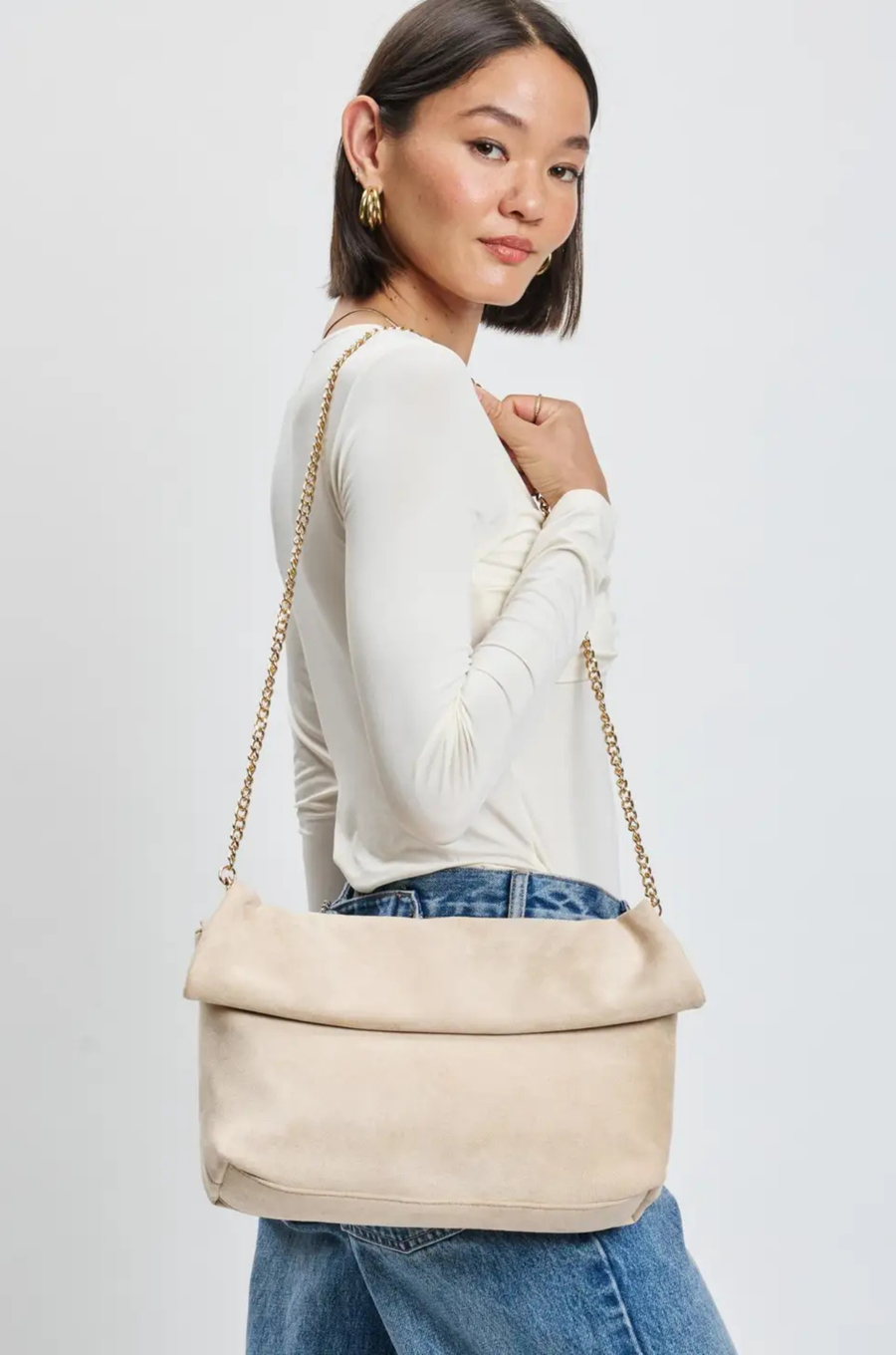 Crossbody faux suede purse
Removable chain strap
Outer zip pocket
Inner zip and slip pocket
Magnetic closure
Lined
Vegan Leather
beige faux seule clutch purse 
fall bag
fall clutch