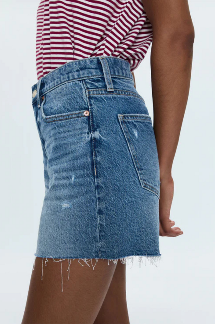 Mid-rise denim short
Medium length
Relaxed fit
Medium blue denim wash
Whiskering and a frayed, distressed hem
