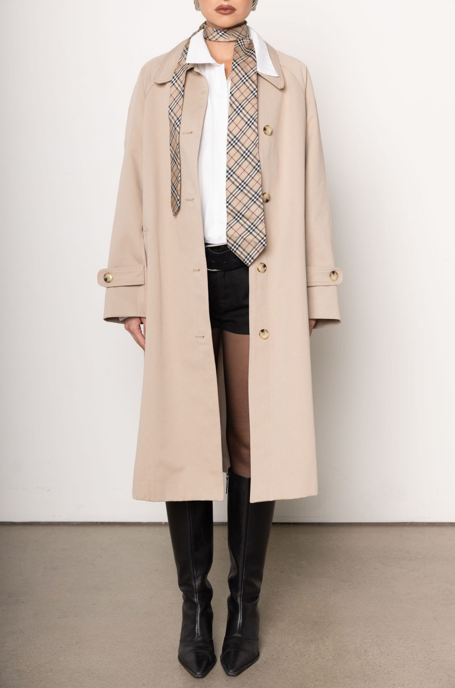 beige Longline trench coat
Pointed collar
Raglan sleeves
Welt pockets
Back slit
Midi-length
Button down closure