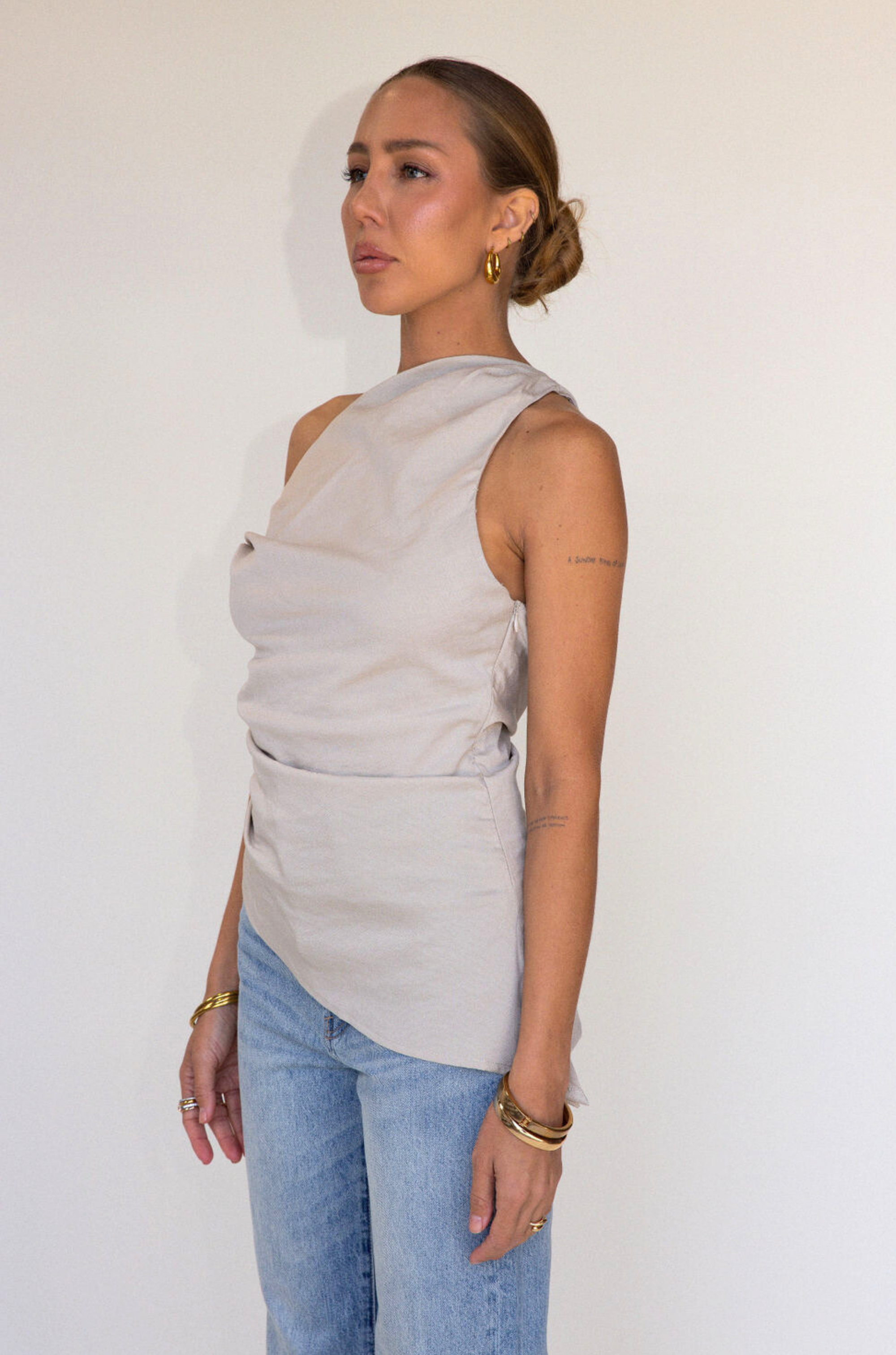 beige Woven tank top
Fixed straps
Twist strap
Ruched side
Asymmetric hem
Unlined
off the shoulder tank top
going out top
linen top
