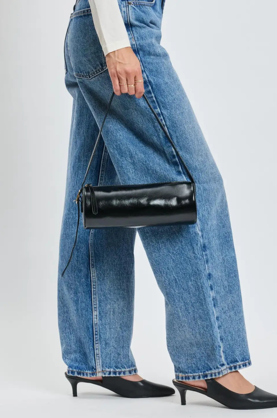 Barrel shoulder bag
Cylindrical silhouette shoulder bag
Versatile strap - over the shoulder or crossbody
Adjustable Shoulder Strap
Zip closure
Vegan Leather
black barrel bag
black barrel purse