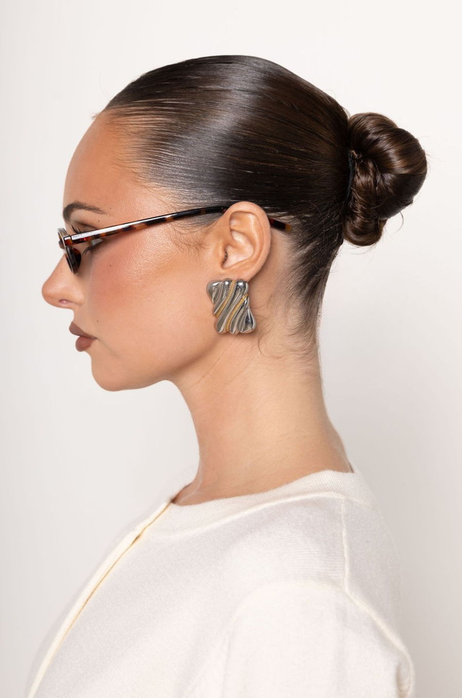 Small frame sunglasses
Tort frame
Brown lens
Acrylic