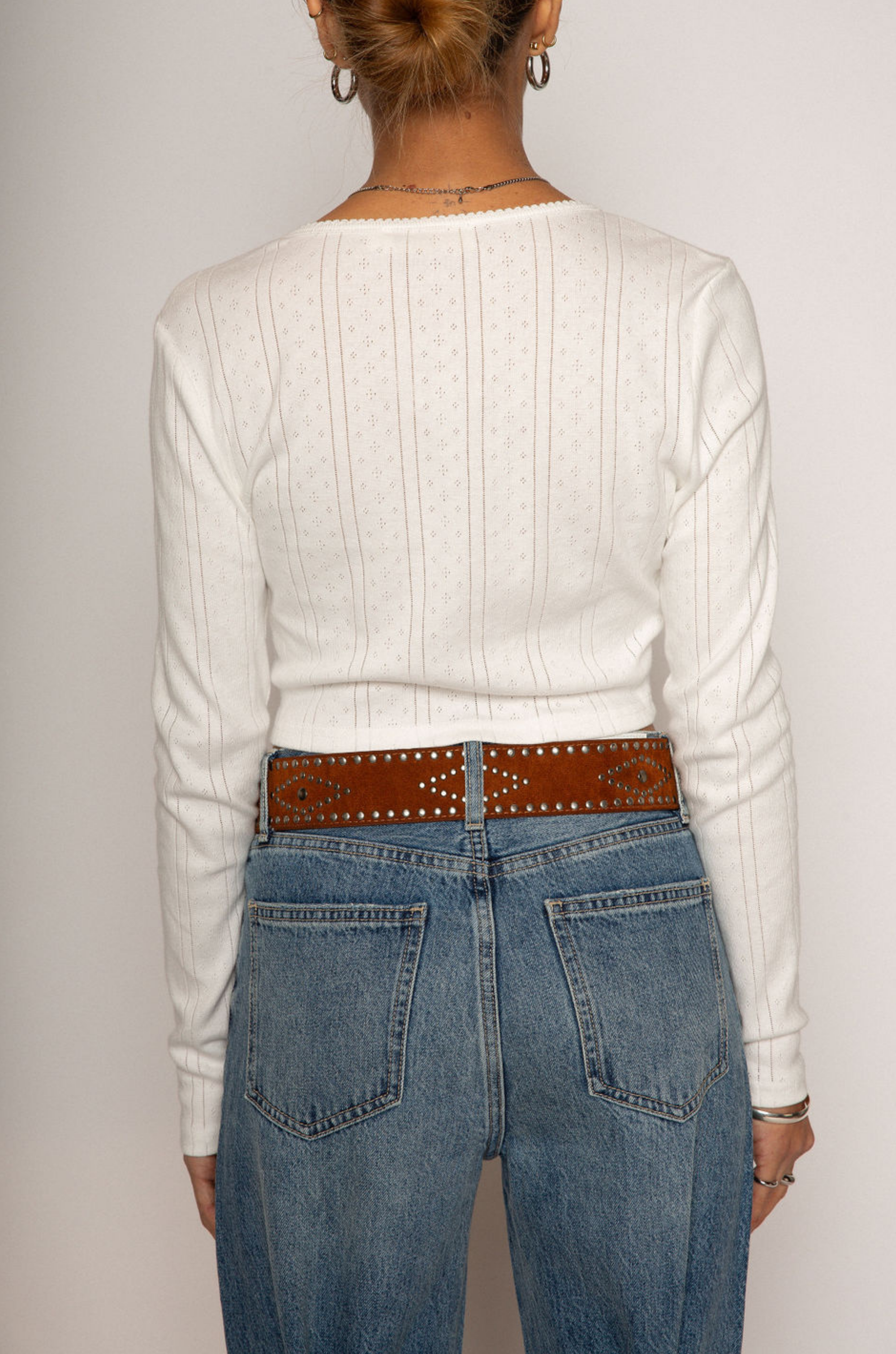 Eyelet pointelle cropped long sleeve
Cropped
Button down closure
Crewneck neckline
Has stretch
Unlined/partial sheer
White cropped long sleeve
